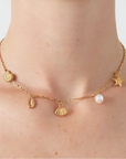 Bedelketting beach vibes goud op model-LAcollections