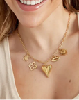 Bedelketting love language goud op model-LAcollections