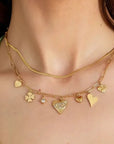 Bedelketting met verschillende hartjes goud op model-LAcollections