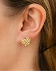 Oorbellen hartjes studs goud op model-LAcollections