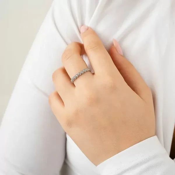 Basic ring met bolletjes zilver op model-LAcollections