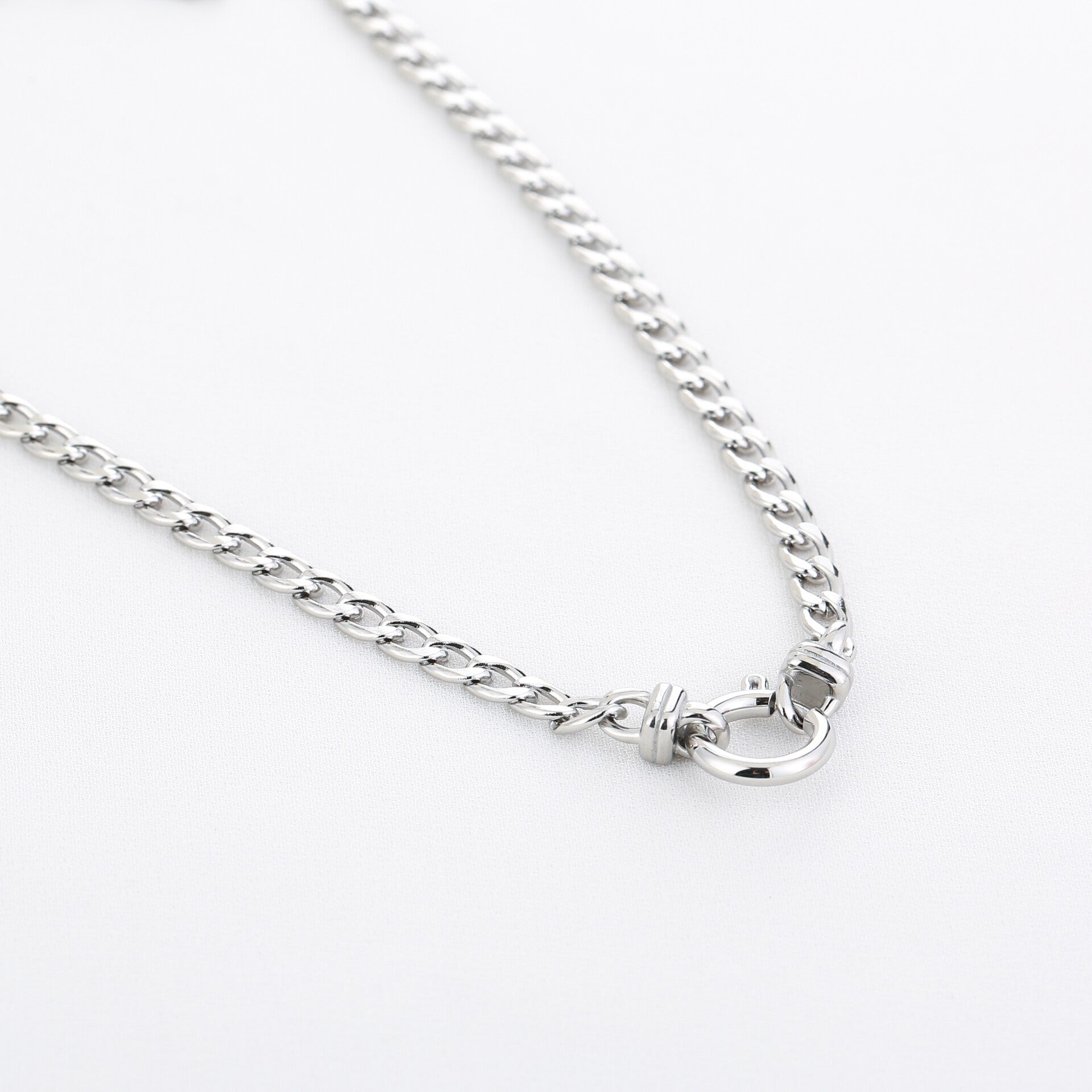 Basic schakelketting met grote sluiting zilver closup-LAcollections
