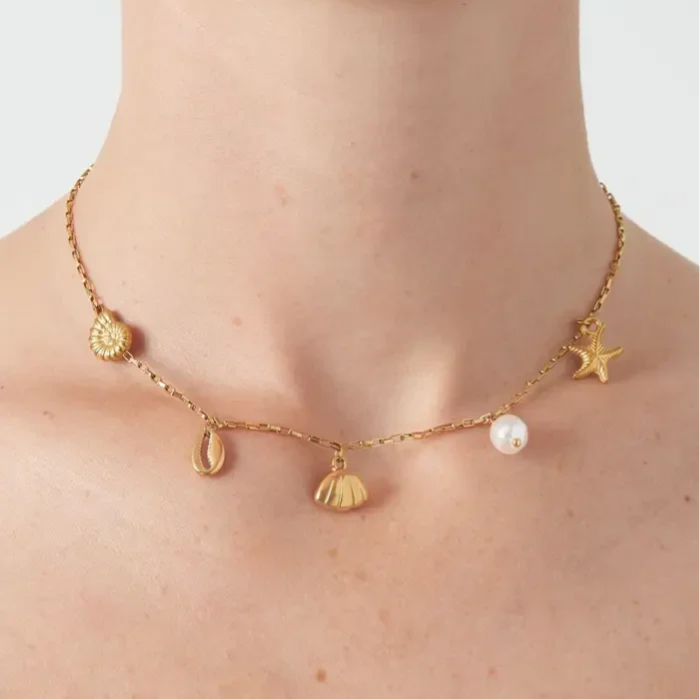 Bedelketting beach vibes goud op model-LAcollections