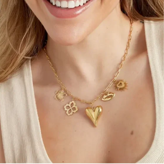 Bedelketting love language goud op model-LAcollections