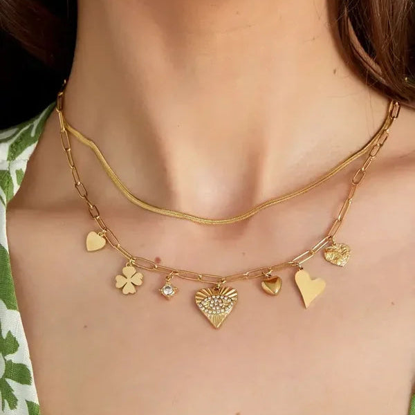 Bedelketting met verschillende hartjes goud op model-LAcollections