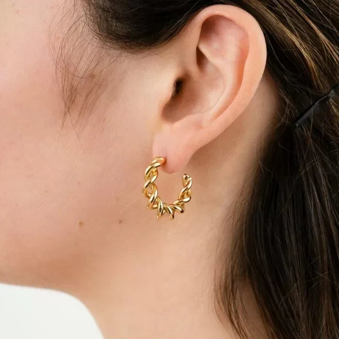 Gedraaide oorbellen goud in oor-LAcollections