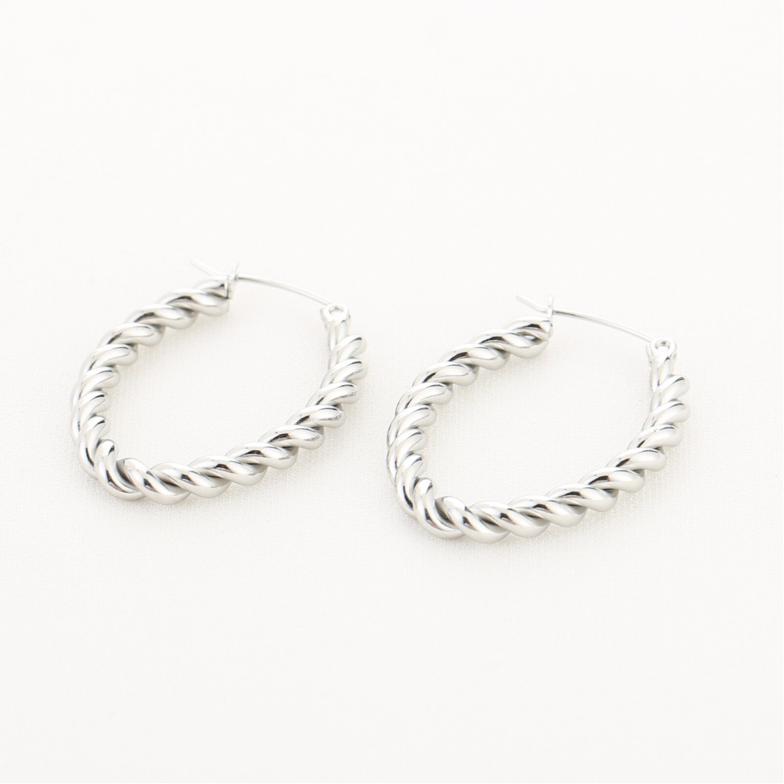Gedraaide ovale oorbellen zilver liggend-LAcollections