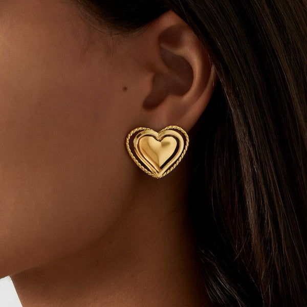 Grote dubbelen hart oorbellen goud op model-LAcollections