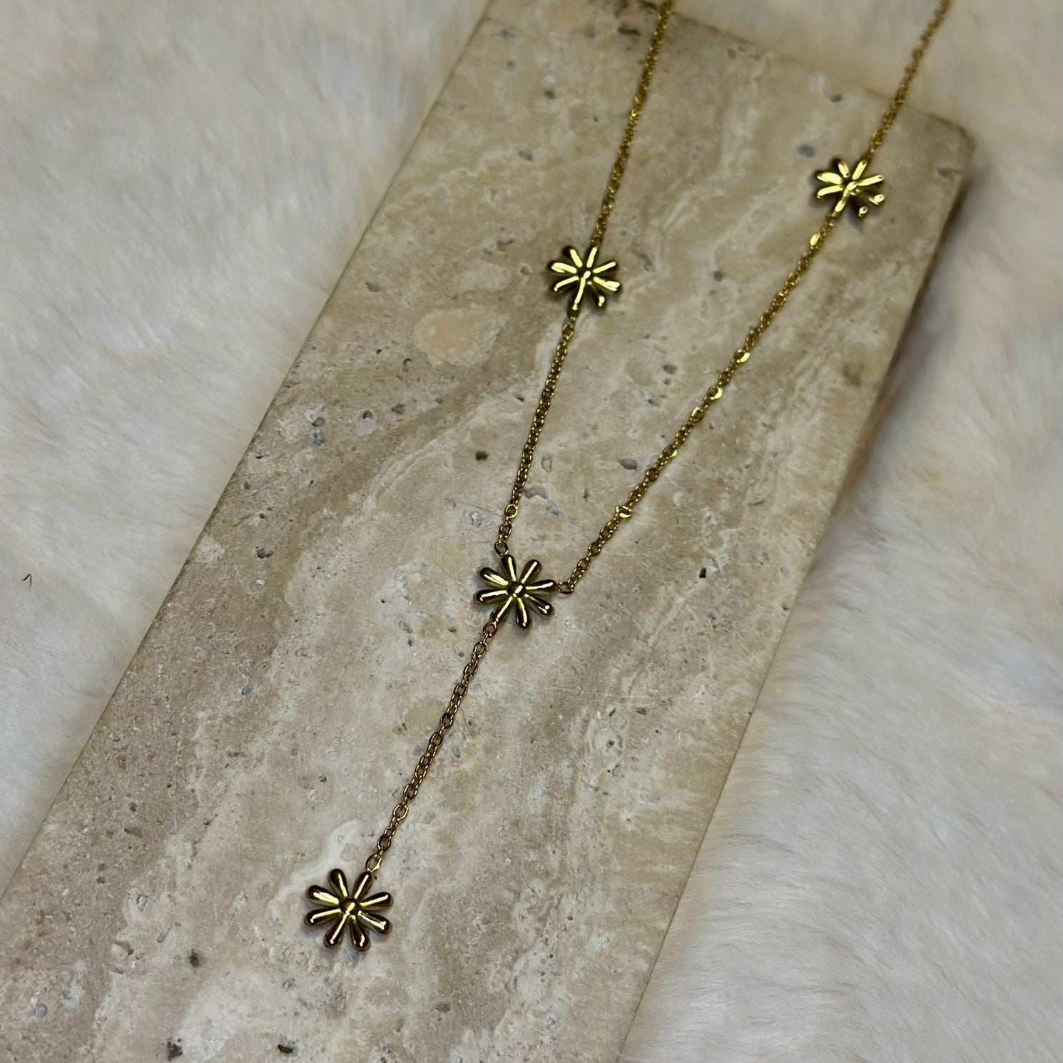 Ketting-kleine-bloemetjes-goud-lacollections
