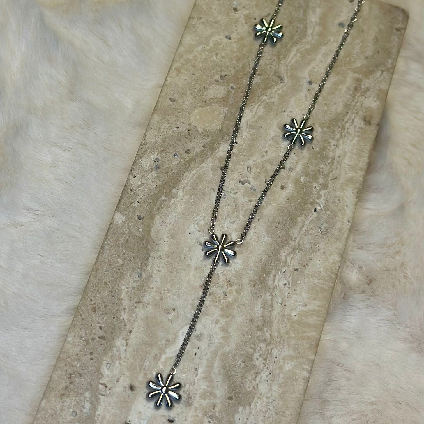 Ketting-kleine-bloemetjes-zilver-lacollections