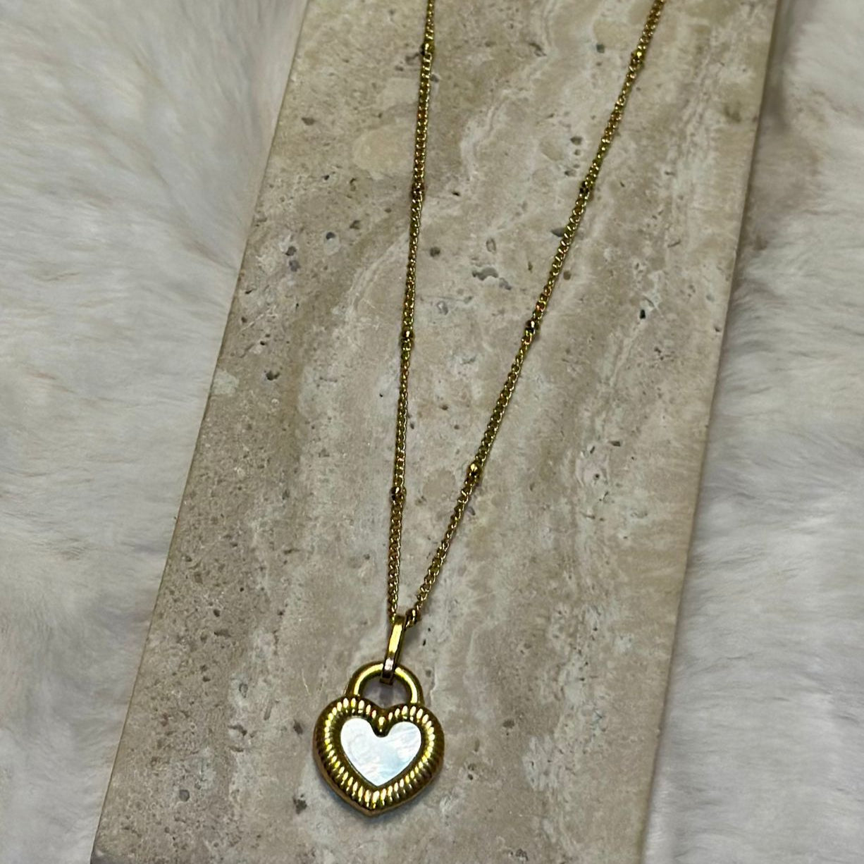 Ketting-zwart/wit-hartje-goud-lacollections