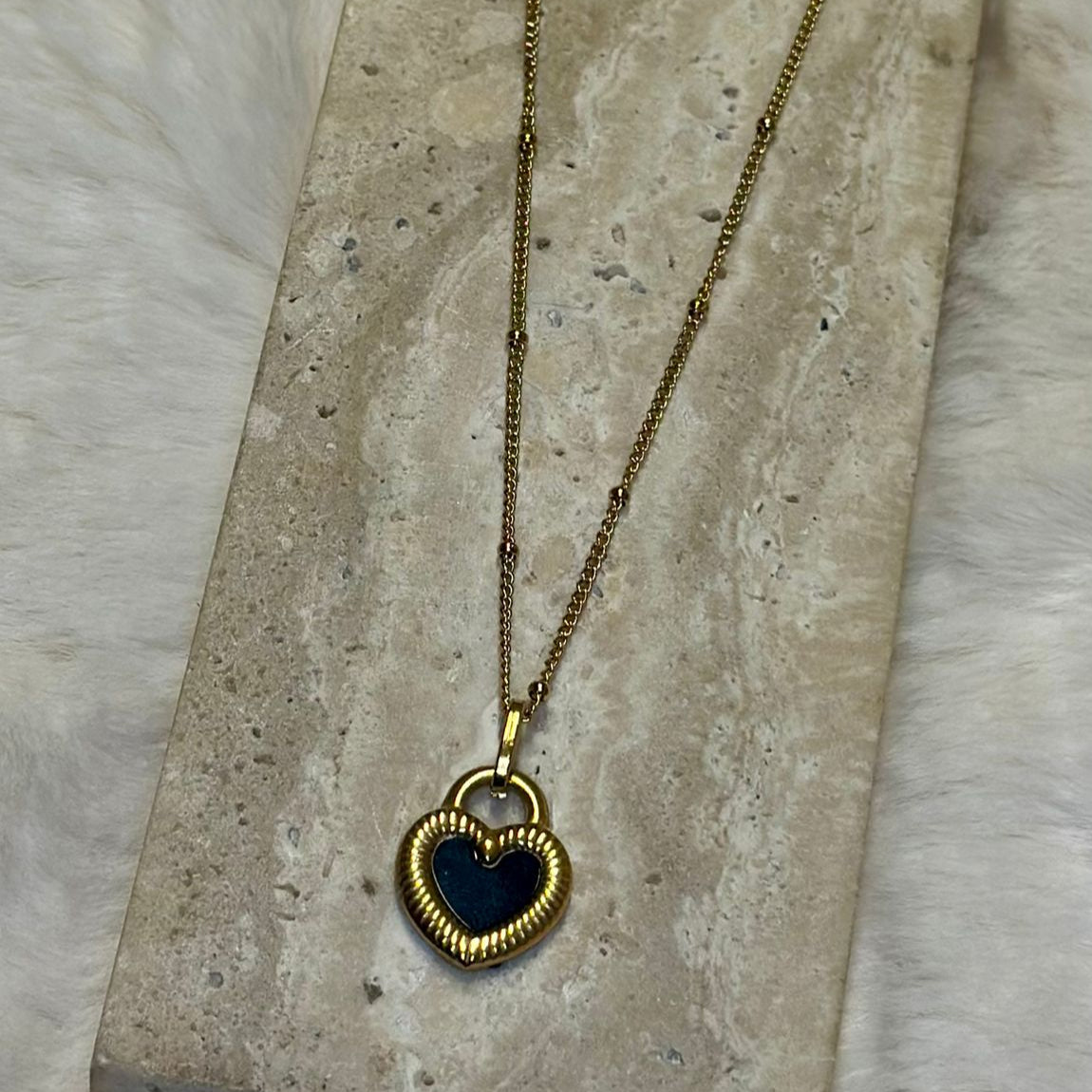Ketting-zwartwit-hartje-goud-lacollections