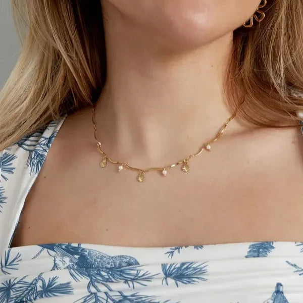 Ketting beach waves goud op model-LAcollections