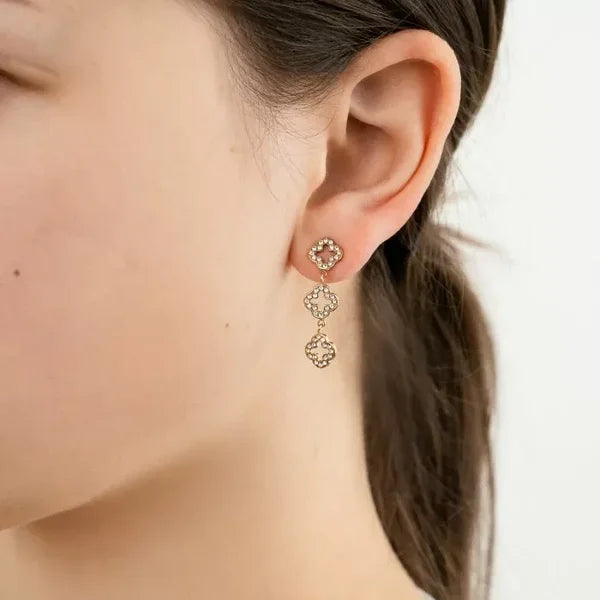 Klaver oorbellen met strass goud op model-LAcollections