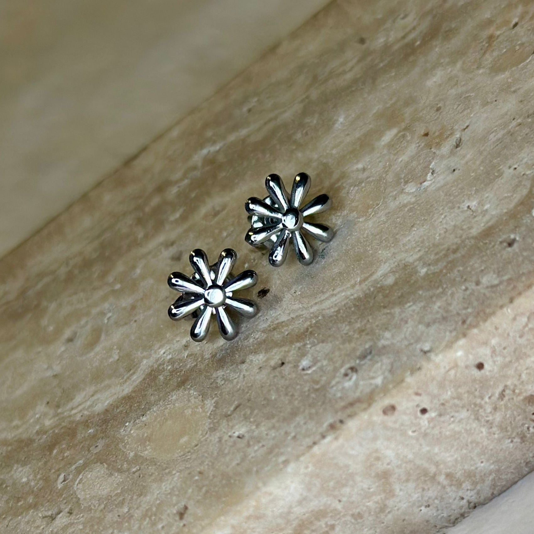 Oorbellen-kleine-bloem-lacollections-zilver