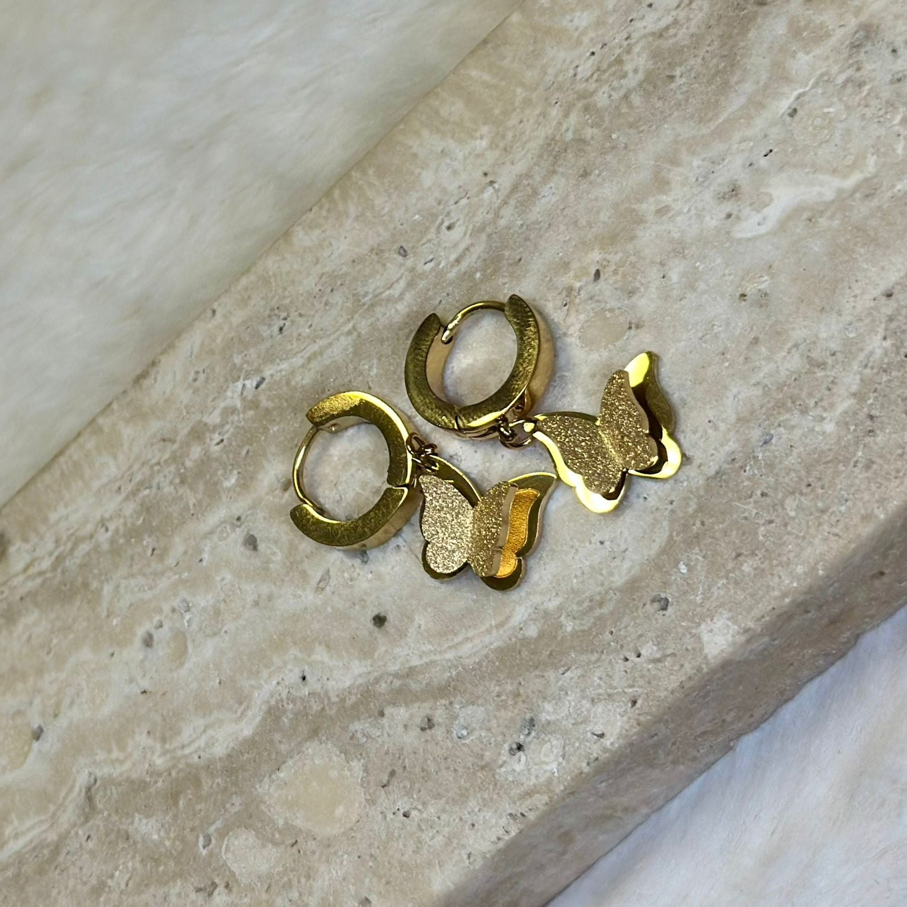 Oorbellen-vlindermotief-goud-lacollections