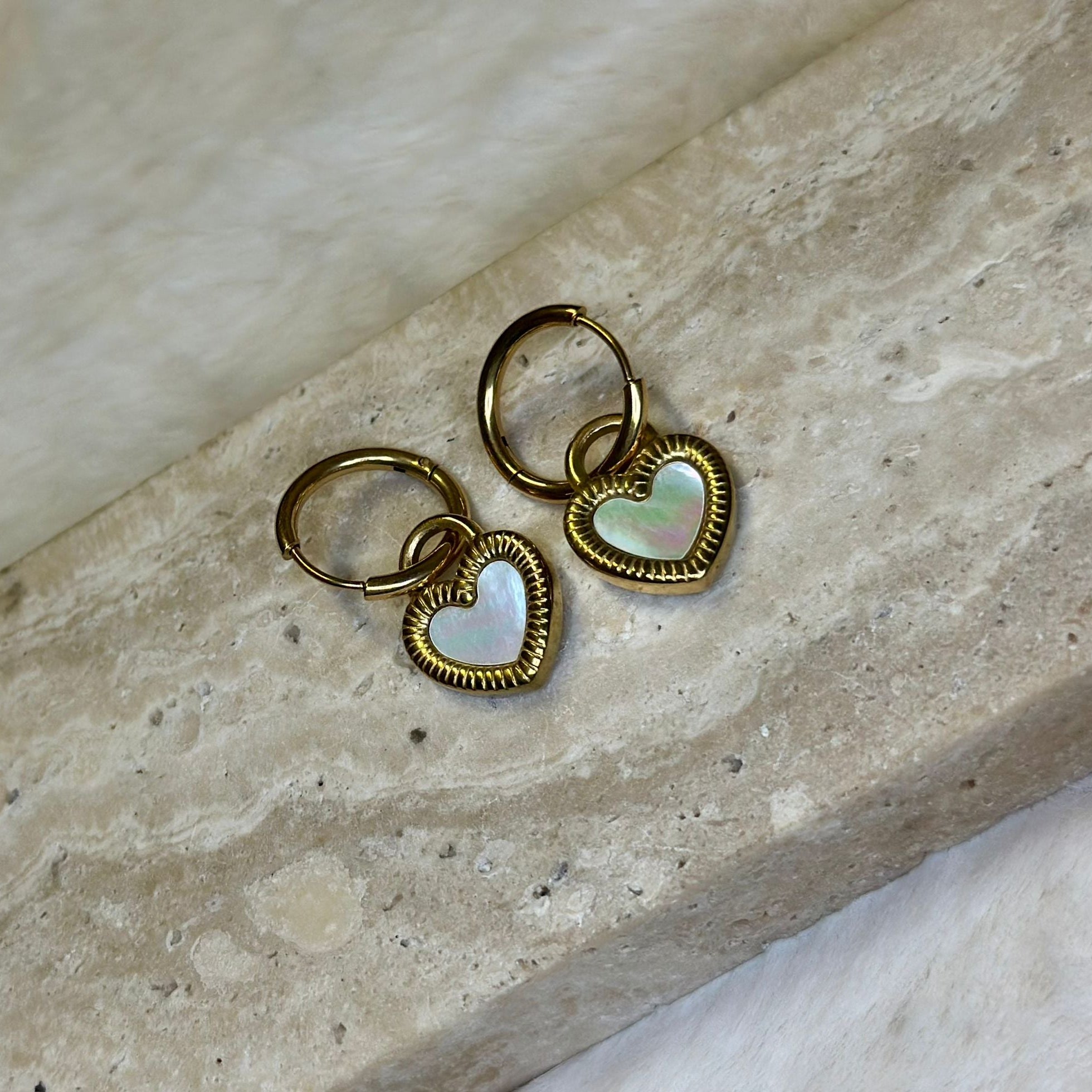 Oorbellen-zwart/wit-hartje-goud-lacollections
