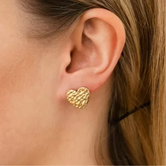 Oorbellen hartjes studs goud op model-LAcollections