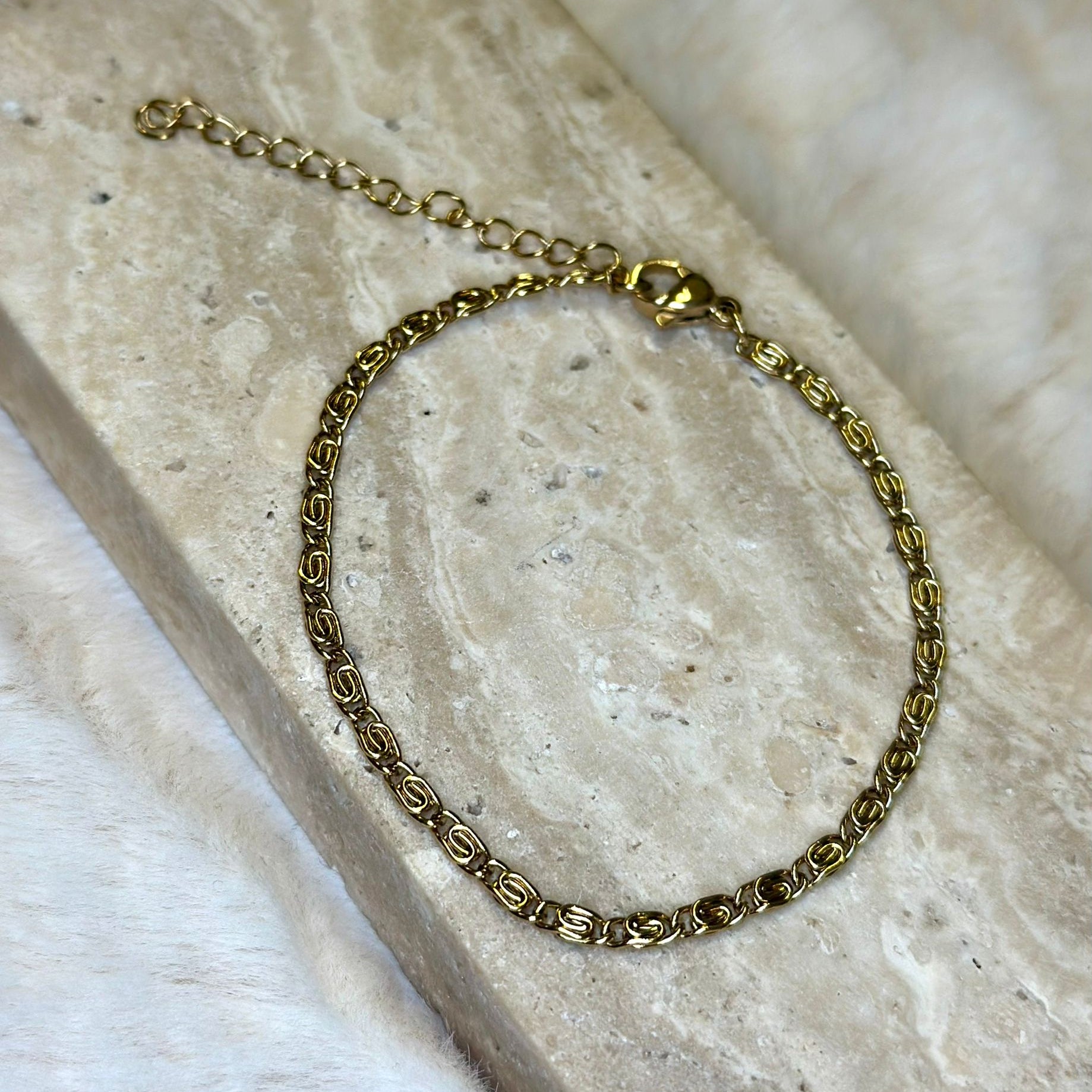 dunne-subtiele-schakelarmband-goud-lacollections